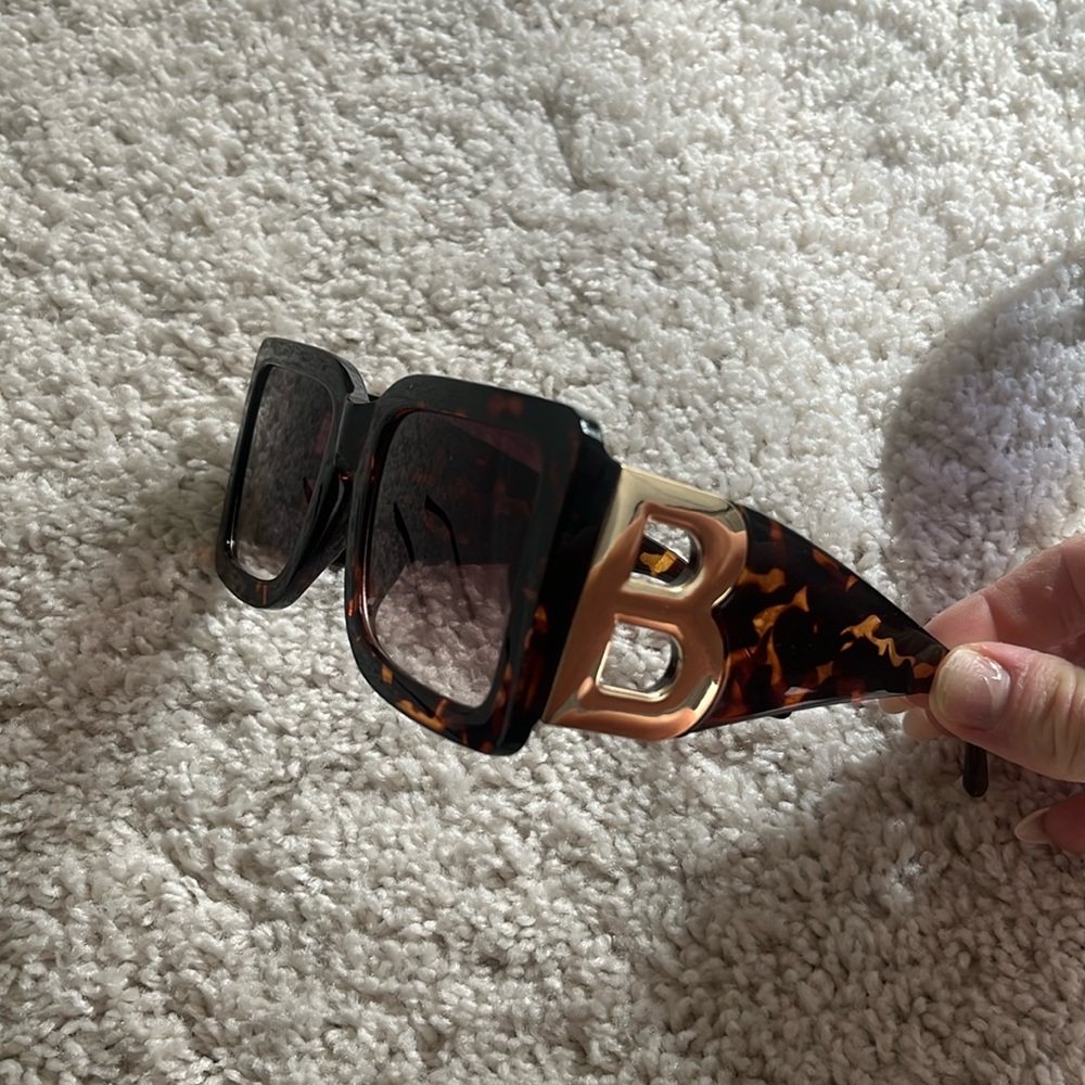 Trendy sunglases